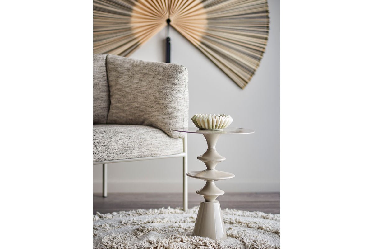 Luxusbetten24 Avero Beistelltisch Skulpturales Design Hellbeigeton