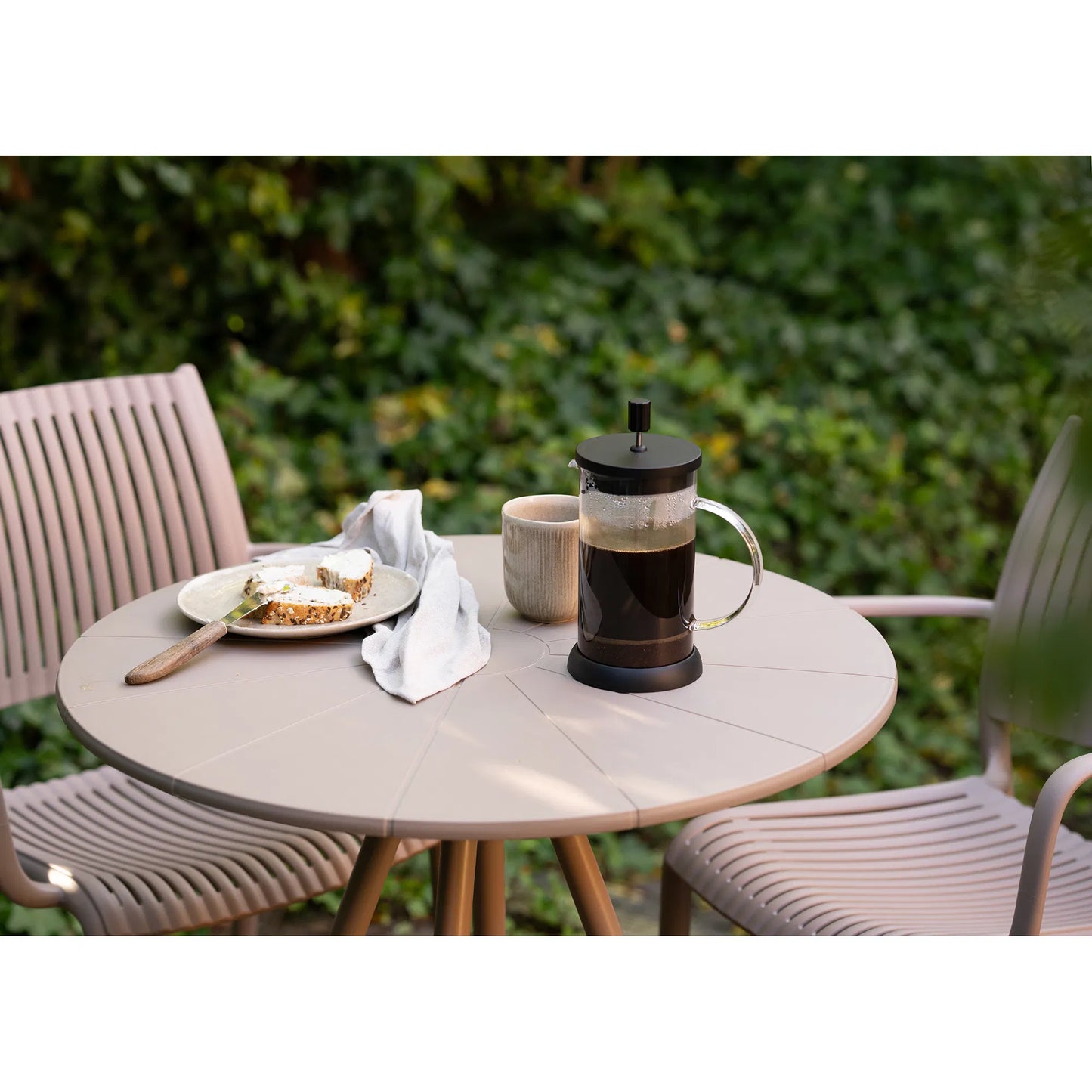 Mavlina Beistelltisch aus Stahl in Taupe – Garten Outdoor