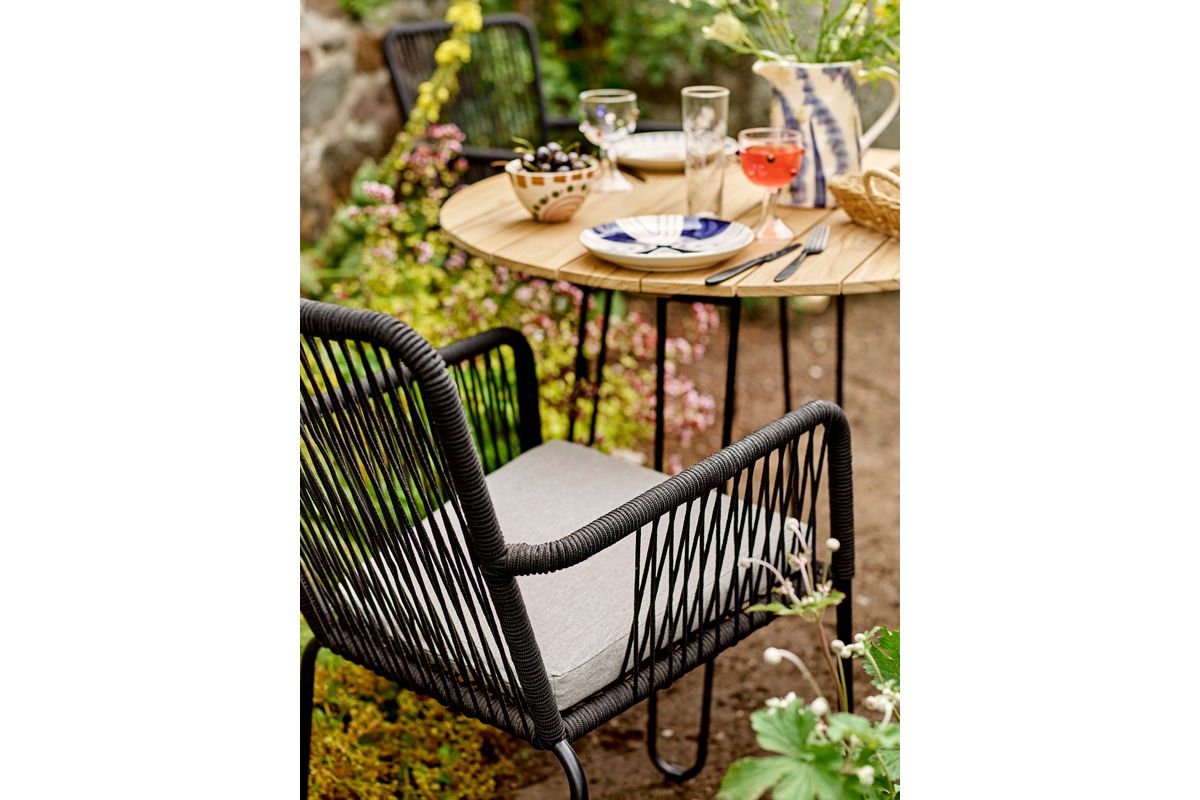 Luxusbetten24 Tavon Garten-Esstisch Teakholz Naturton Metallgestell Groß Outdoor