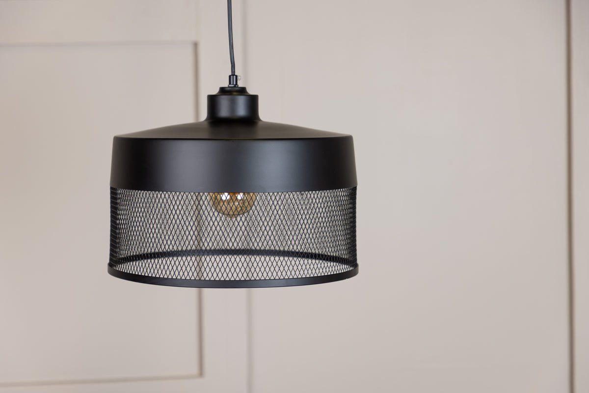 Luxusbetten24 Jolina Pendelleuchte – Schwarz, Mattschwarz, Mesh‑Schirm, Eisen, Design