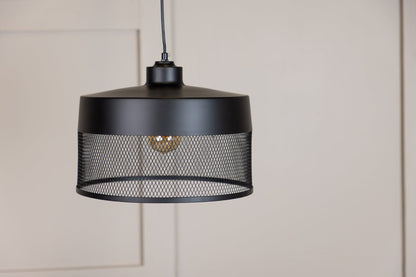 Luxusbetten24 Jolina Pendelleuchte – Schwarz, Mattschwarz, Mesh‑Schirm, Eisen, Design