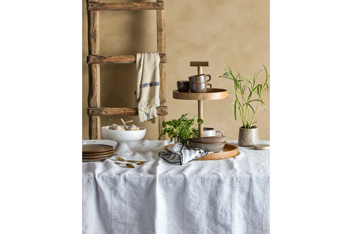 Erin Schüssel – Weißer Marmor mit Elegantem Stand