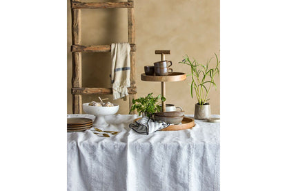 Erin Schüssel – Weißer Marmor mit Elegantem Stand