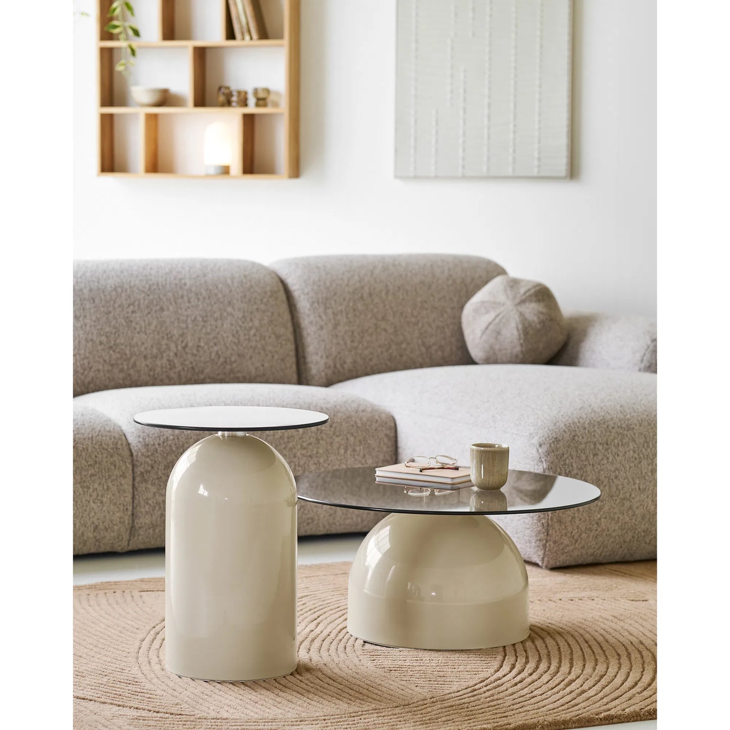 Luxusbetten24 Solvaira Couchtisch Mit Runder Glasplatte Und Skulpturalem Metallfuß Beige