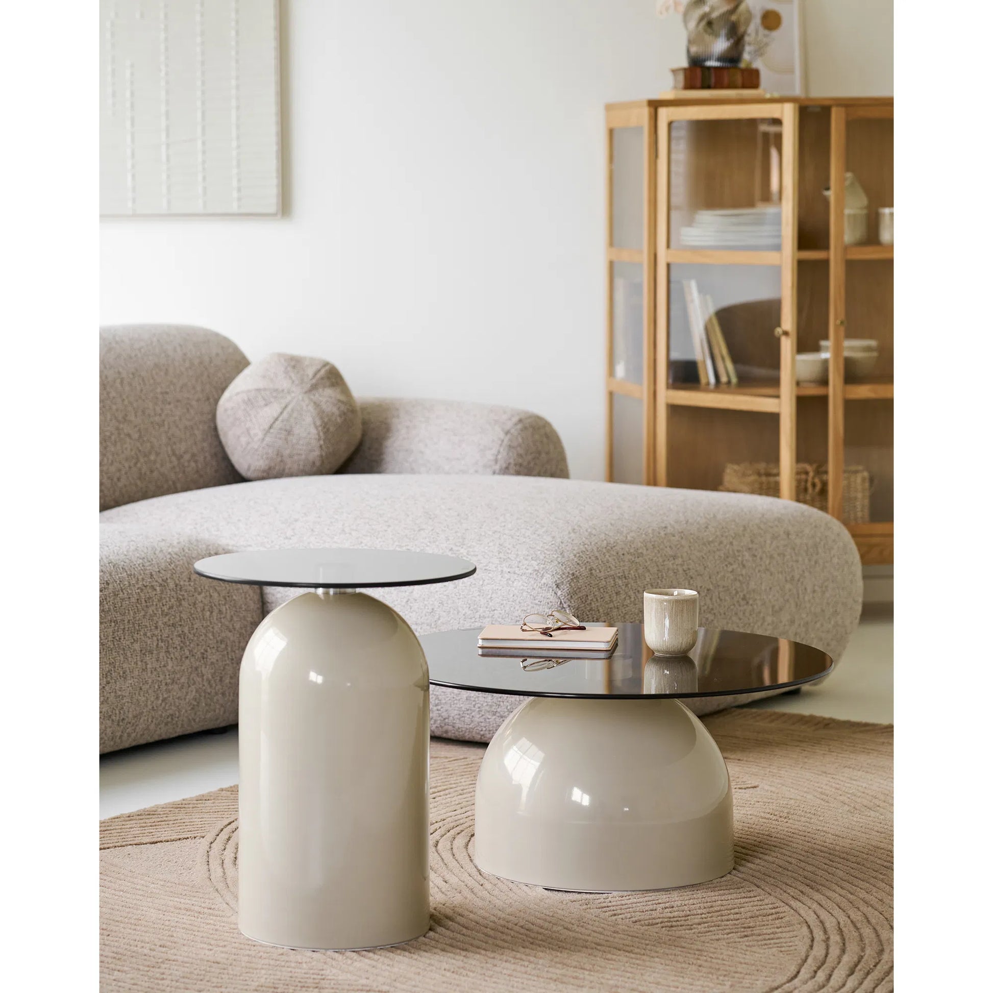 Luxusbetten24 Solvaira Couchtisch Mit Runder Glasplatte Und Skulpturalem Metallfuß Beige