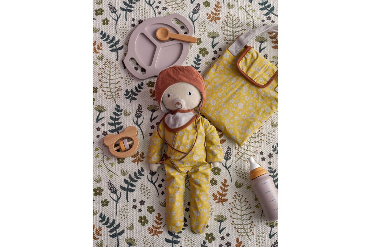 Luxusbetten24 Alin Spielset Wickelzubehör und Kuschelpuppe im Blumenoutfit Braun