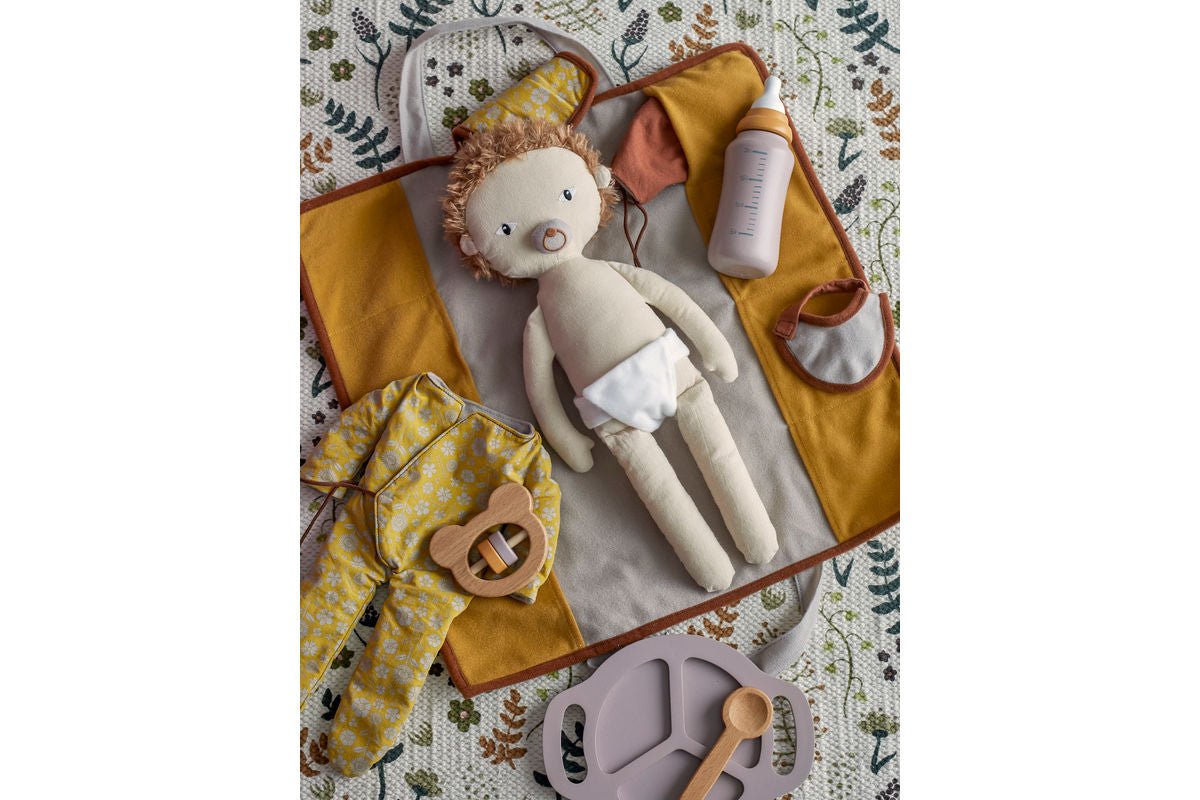 Luxusbetten24 Alin Spielset Wickelzubehör und Kuschelpuppe im Blumenoutfit Braun