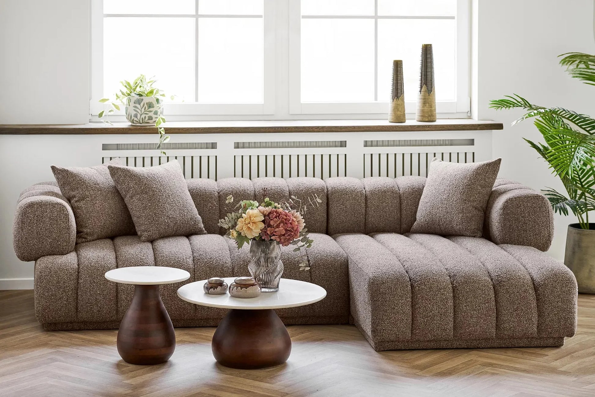 Luxusbetten24 Beistelltisch Liorven aus Mangoholz, Weiß und Dunkelbraun