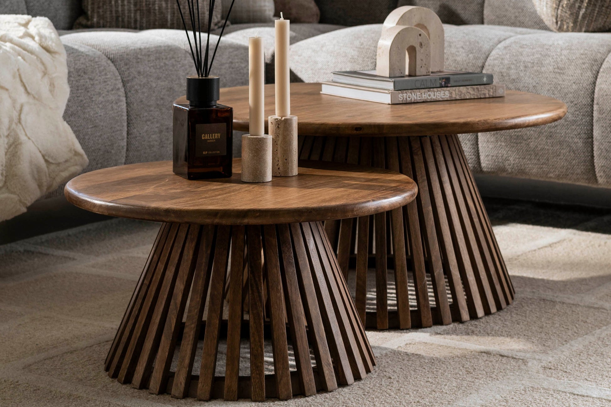 Luxusbetten24 Savira Couchtisch Mangoholz Konischer Tischfuß Sandfarben 2er Set