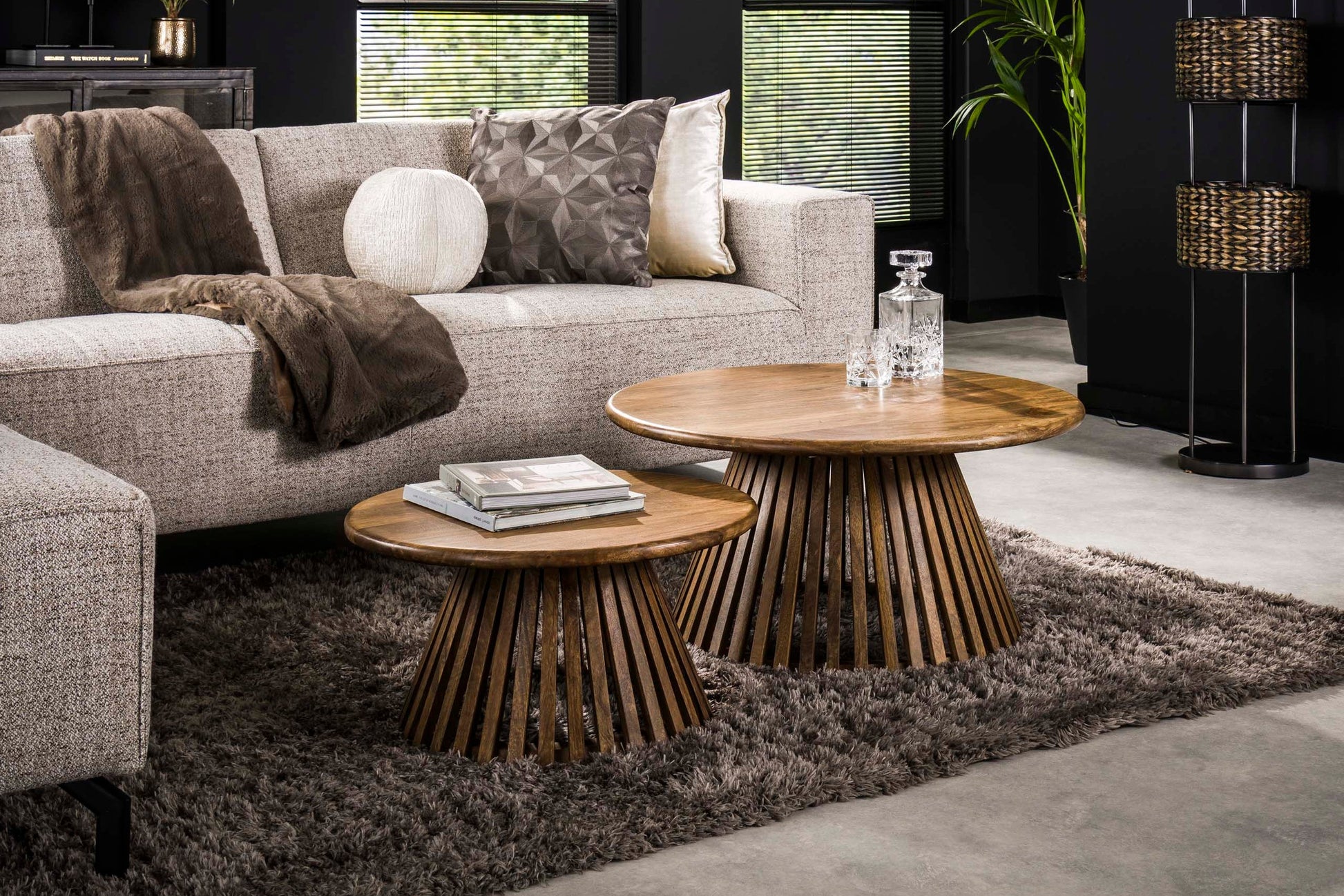 Luxusbetten24 Savira Couchtisch Mangoholz Konischer Tischfuß Sandfarben 2er Set