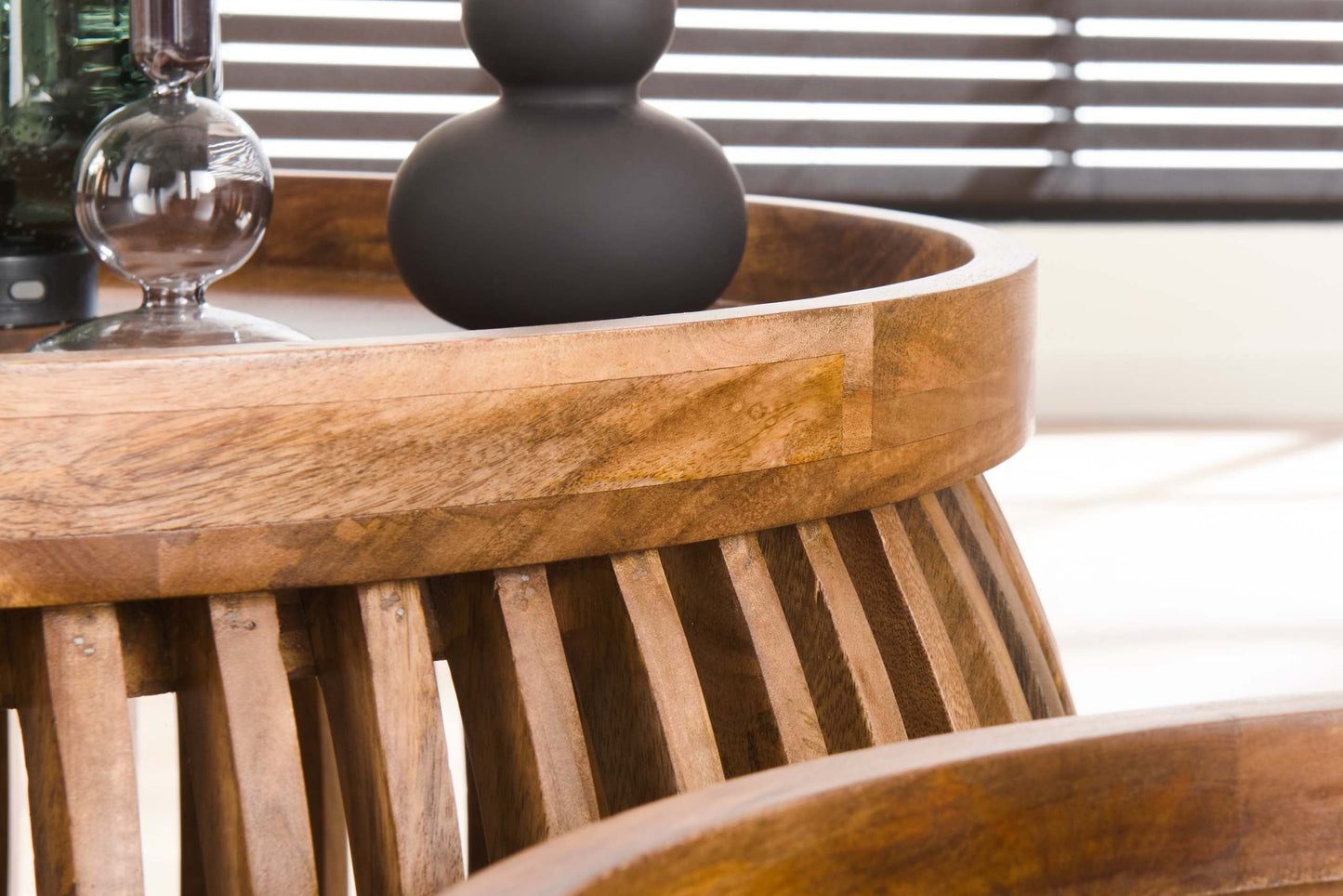 Khamar Couchtisch Set aus Mangoholz mit bauchigem Sockel, sandfarben
