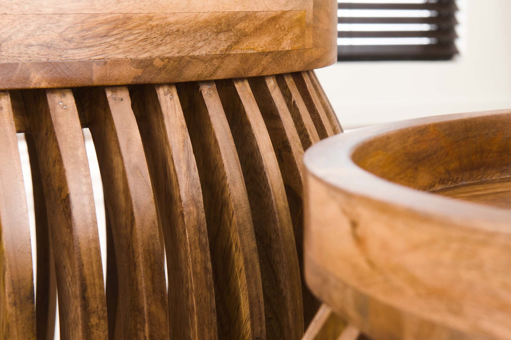 Khamar Couchtisch Set aus Mangoholz mit bauchigem Sockel, sandfarben