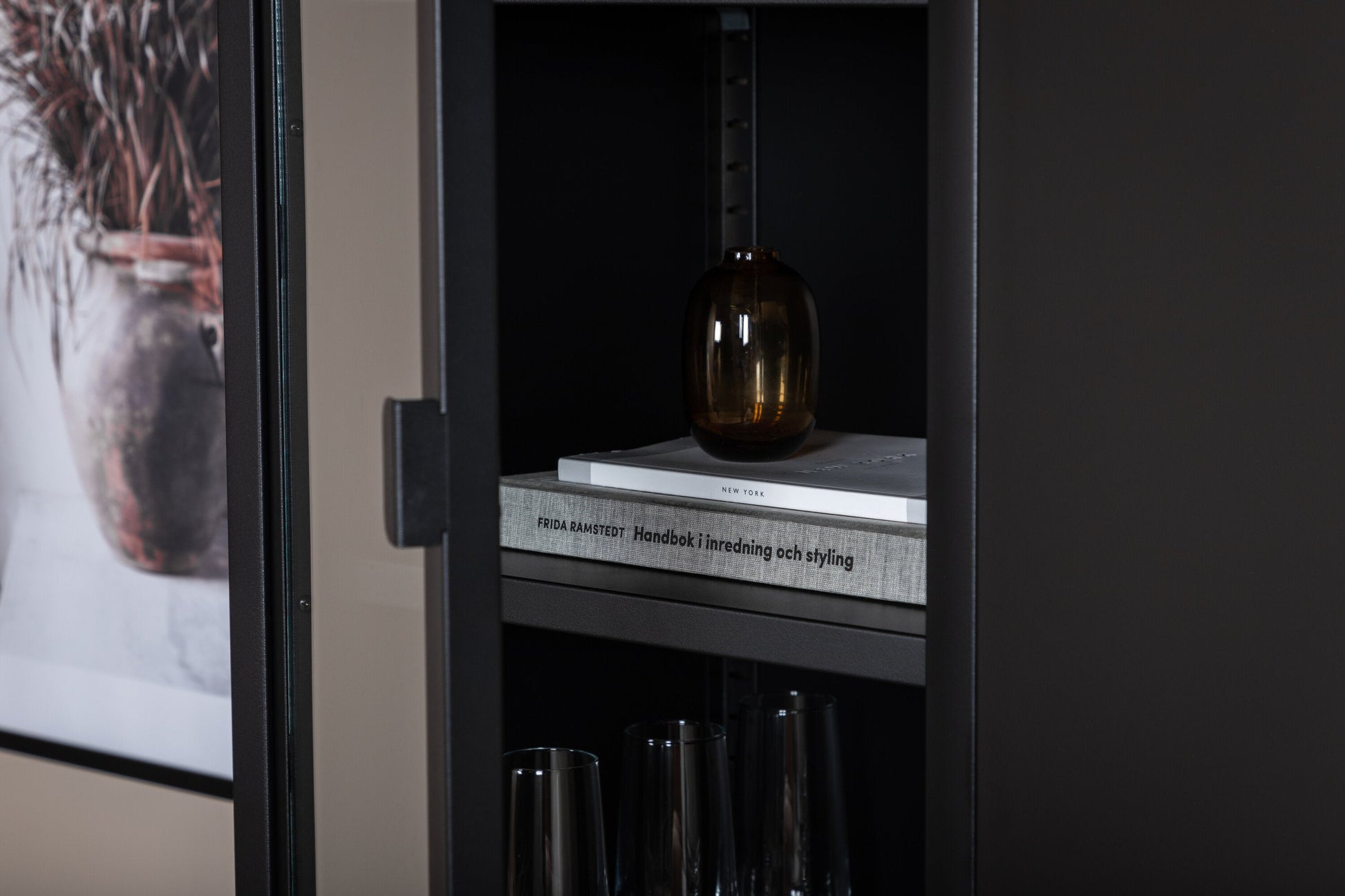Luxusbetten24 Tero Vitrine, Hochwertige Glasfront, Schwarz, für Wohnbereich