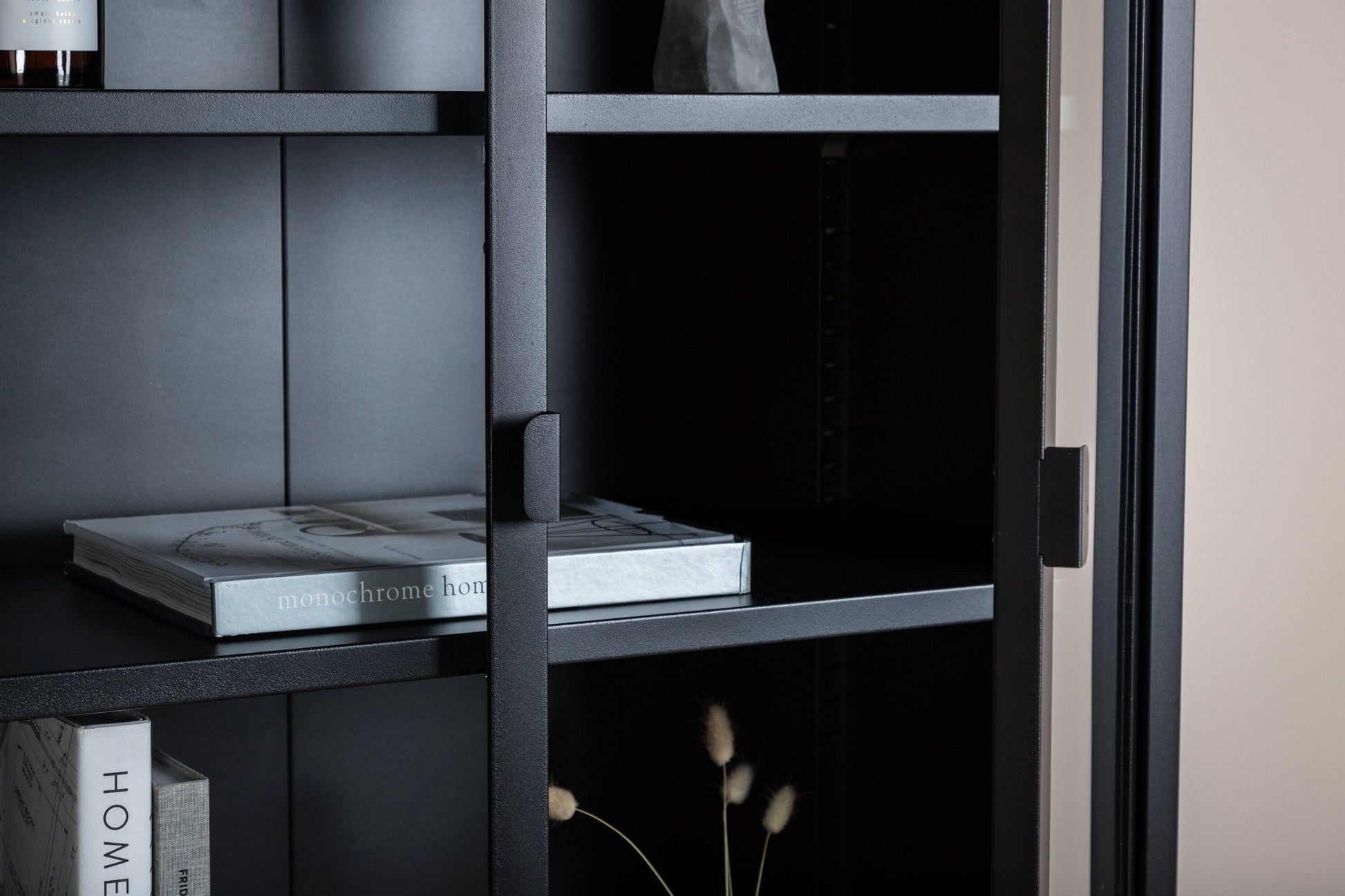 Luxusbetten24 Varda Vitrine mit Glastüren Schwarz