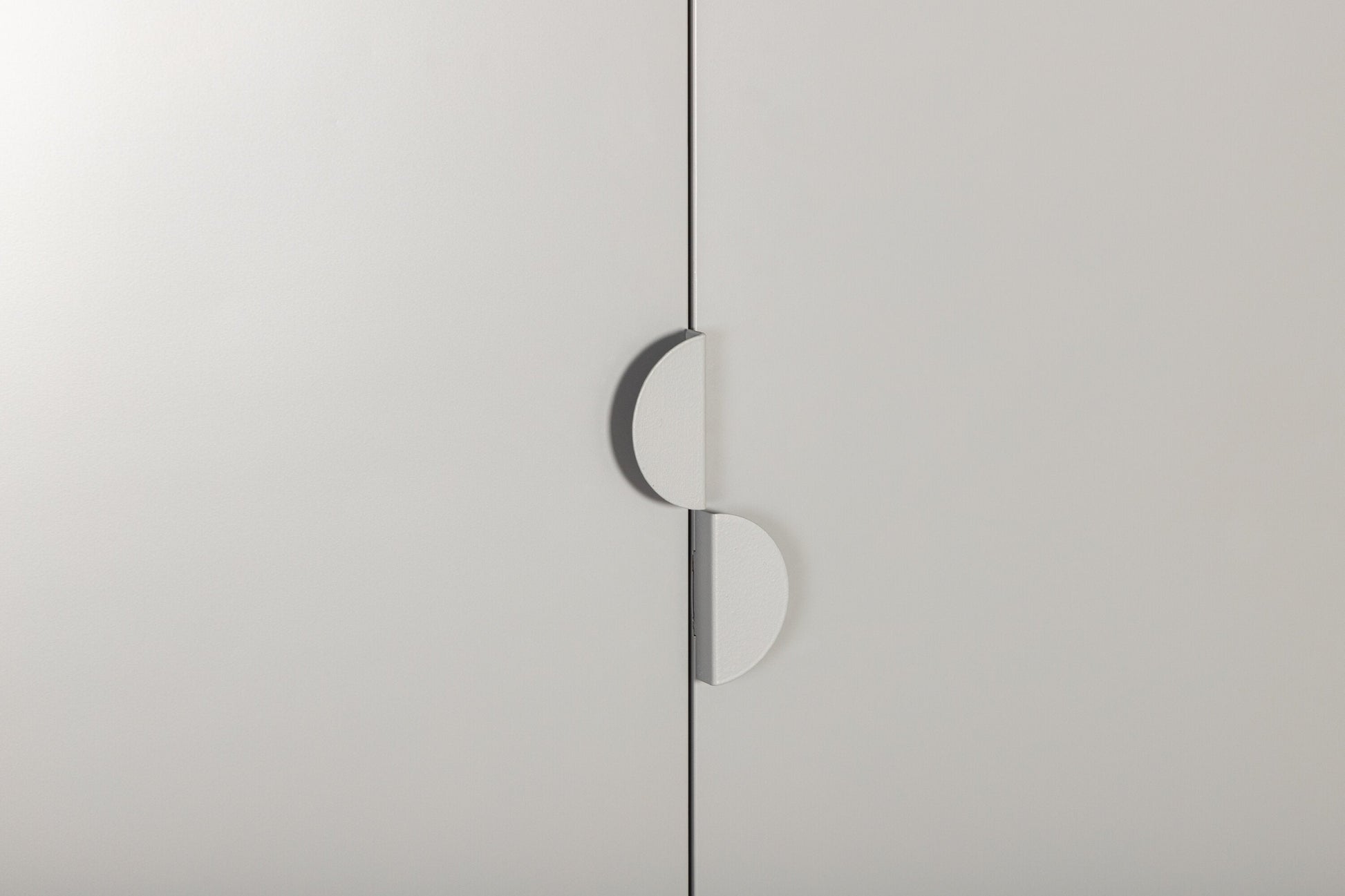 Designer Schrank Piring – in schlichtem Grau