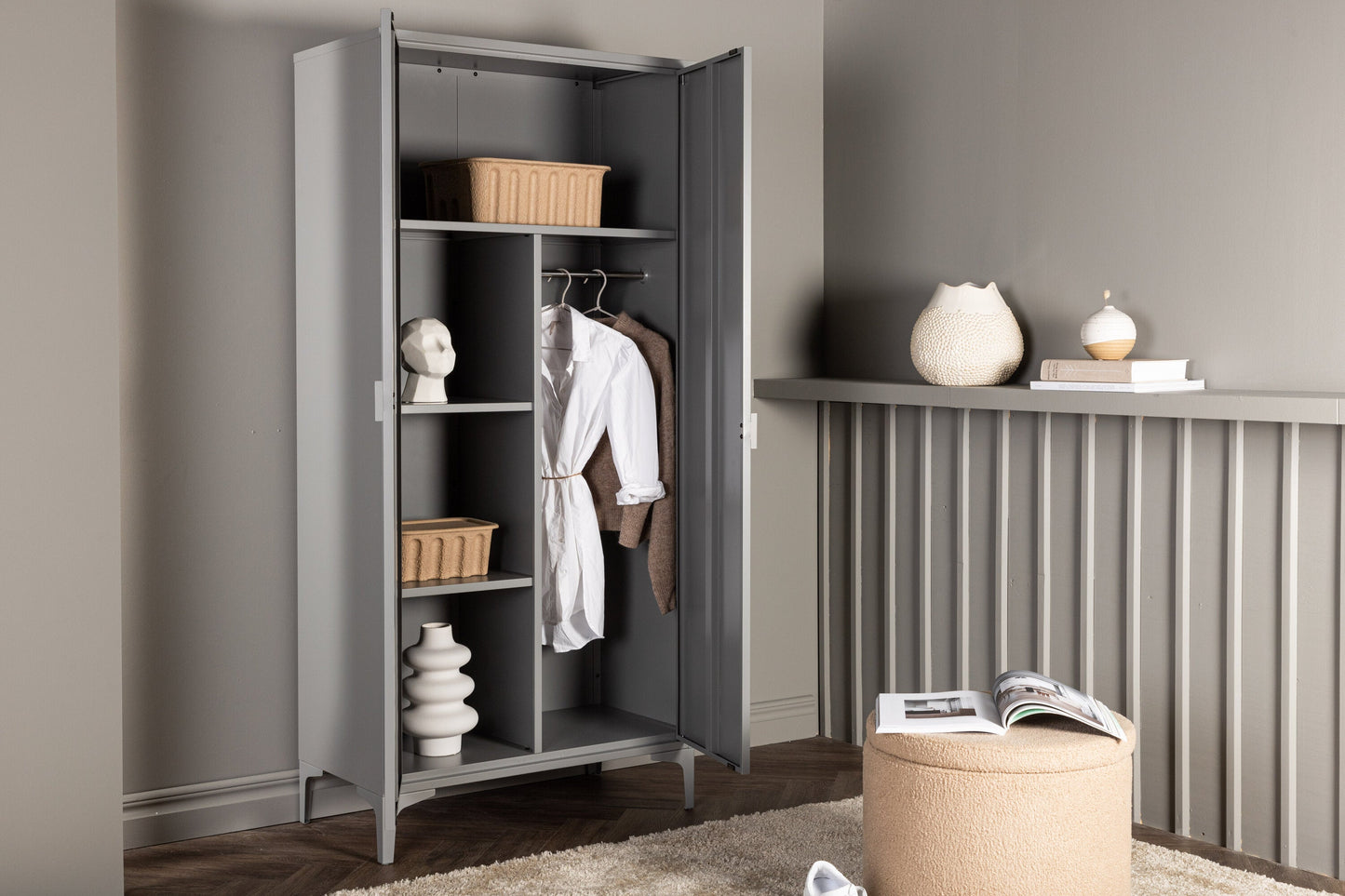 Designer Schrank Piring – in schlichtem Grau