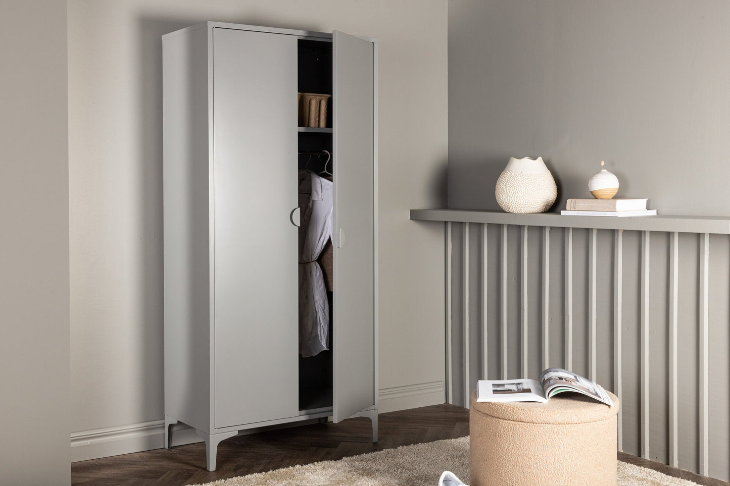 Designer Schrank Piring – in schlichtem Grau