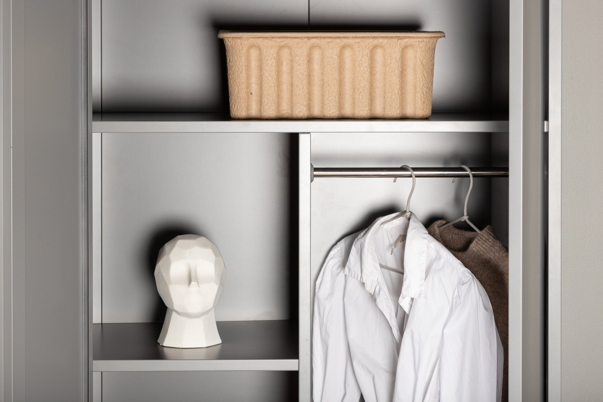 Designer Schrank Piring – in schlichtem Grau