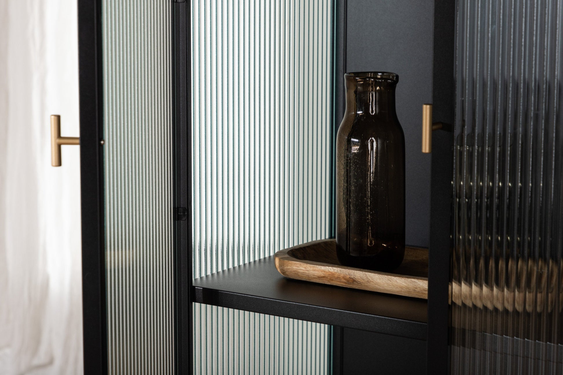 Luxusbetten24 Leonie Vitrine mit Wellenglas-Optik in Schwarz, Groß