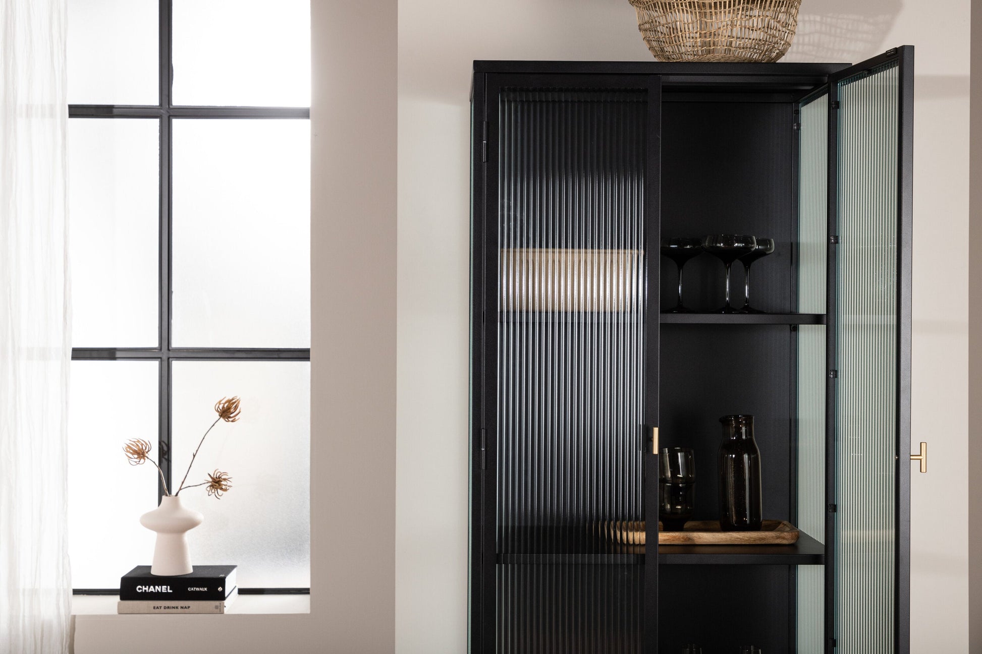 Luxusbetten24 Leonie Vitrine mit Wellenglas-Optik in Schwarz, Groß