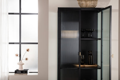 Luxusbetten24 Leonie Vitrine mit Wellenglas-Optik in Schwarz, Groß