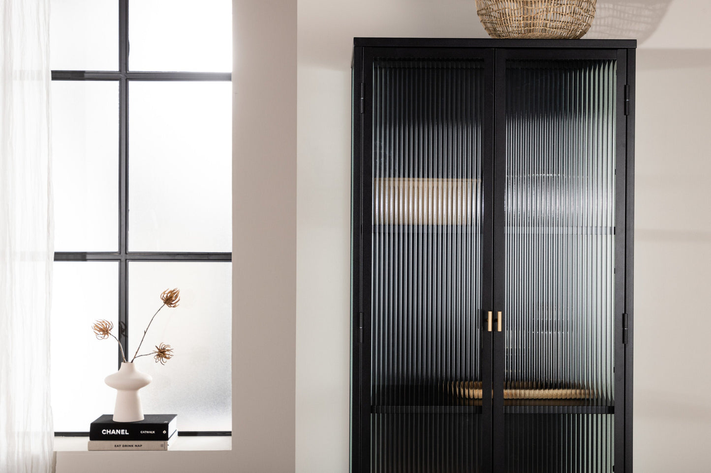 Luxusbetten24 Leonie Vitrine mit Wellenglas-Optik in Schwarz, Groß