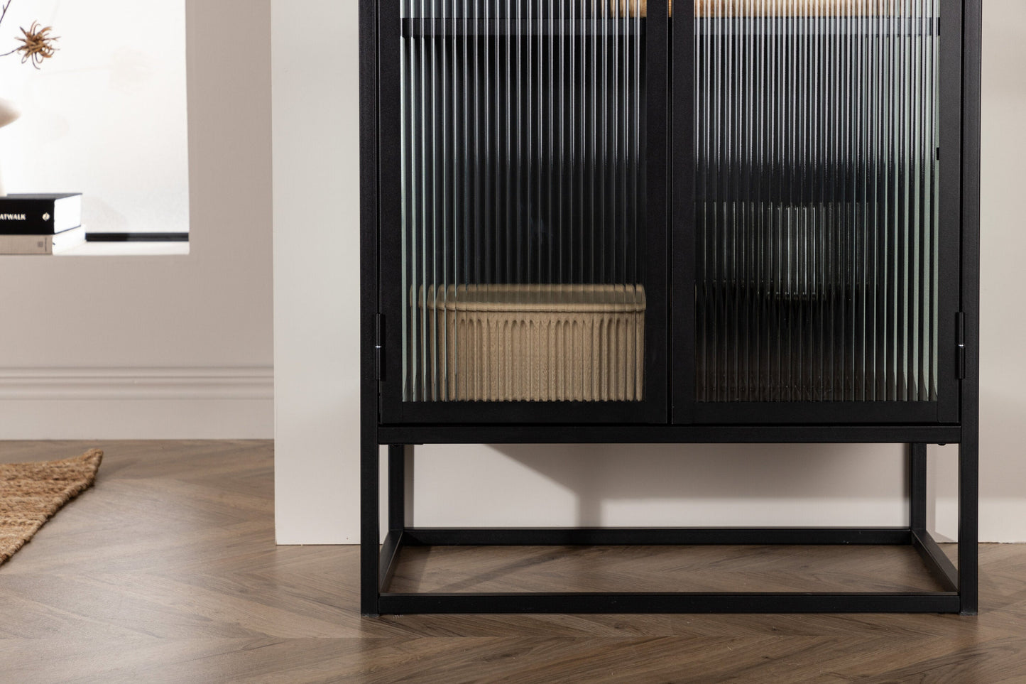 Luxusbetten24 Leonie Vitrine mit Wellenglas-Optik in Schwarz, Groß