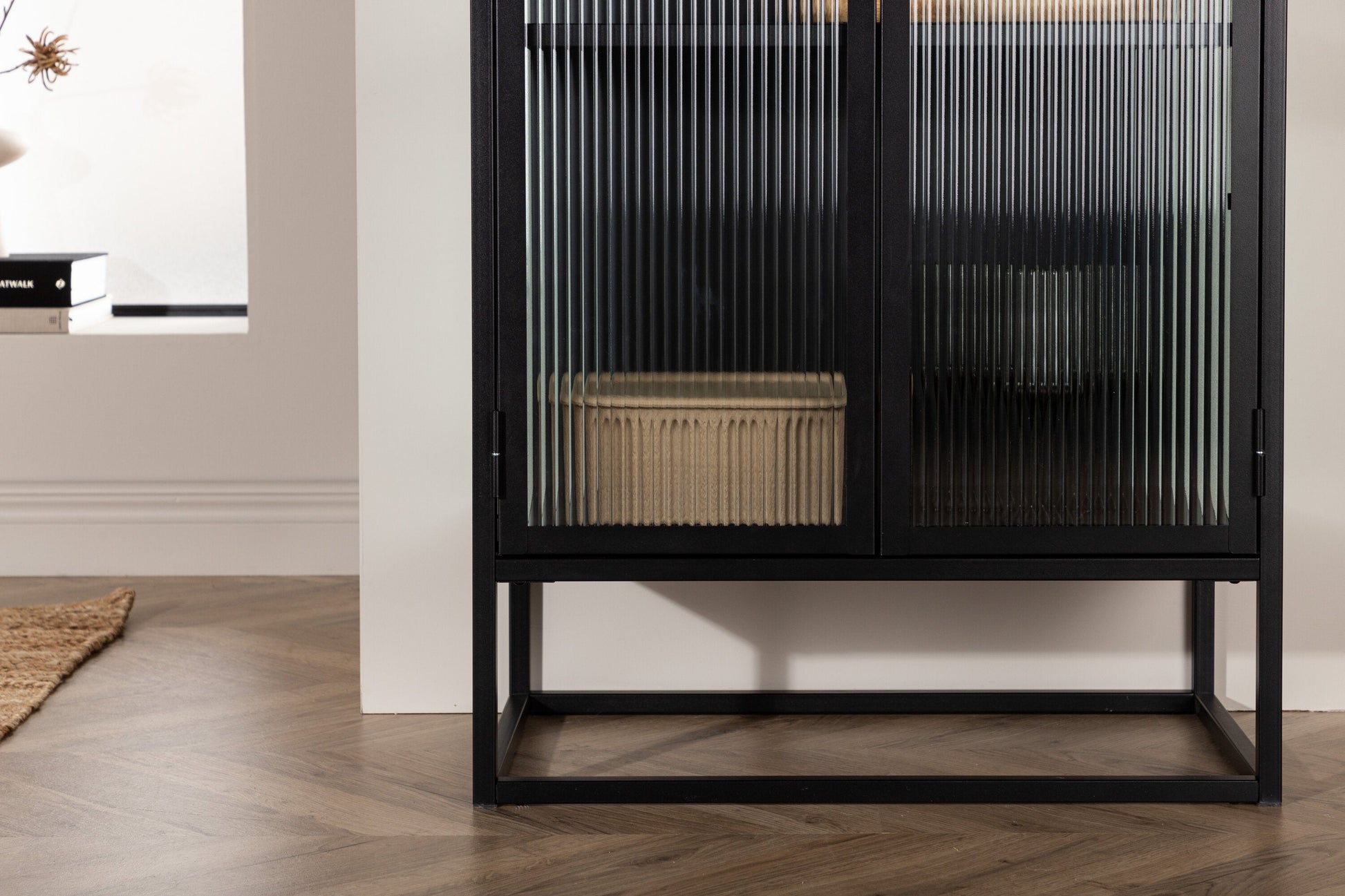 Luxusbetten24 Leonie Vitrine mit Wellenglas-Optik in Schwarz, Groß