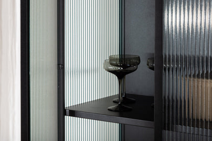 Luxusbetten24 Leonie Vitrine mit Wellenglas-Optik in Schwarz, Groß