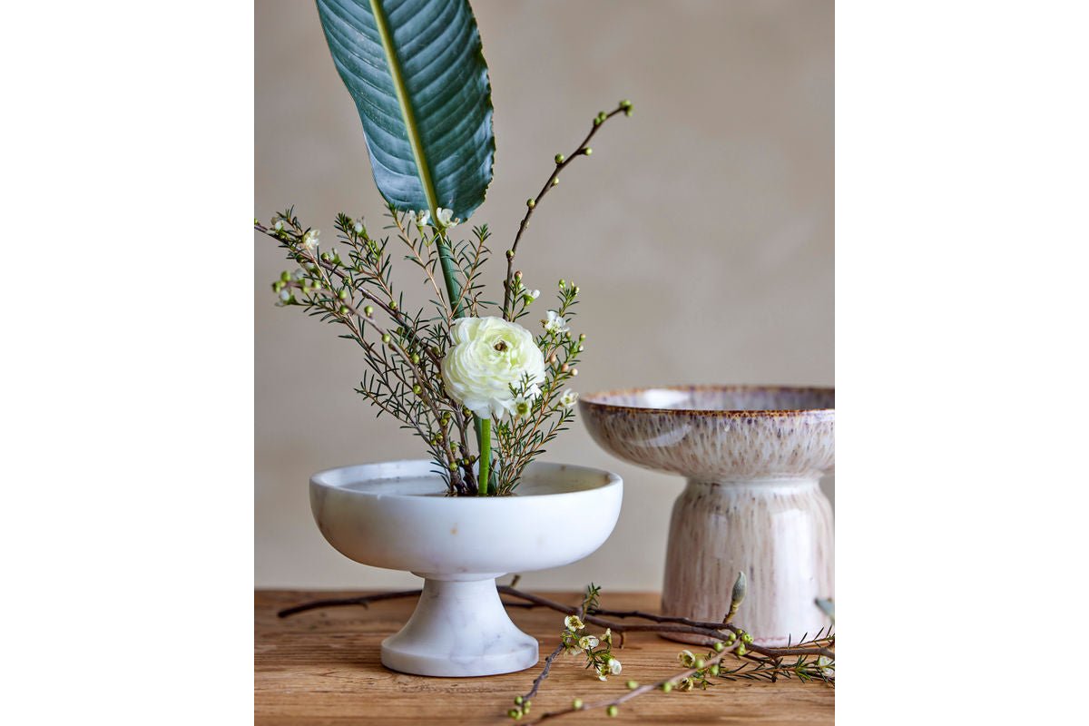 Erin Schüssel – Weißer Marmor mit Elegantem Stand