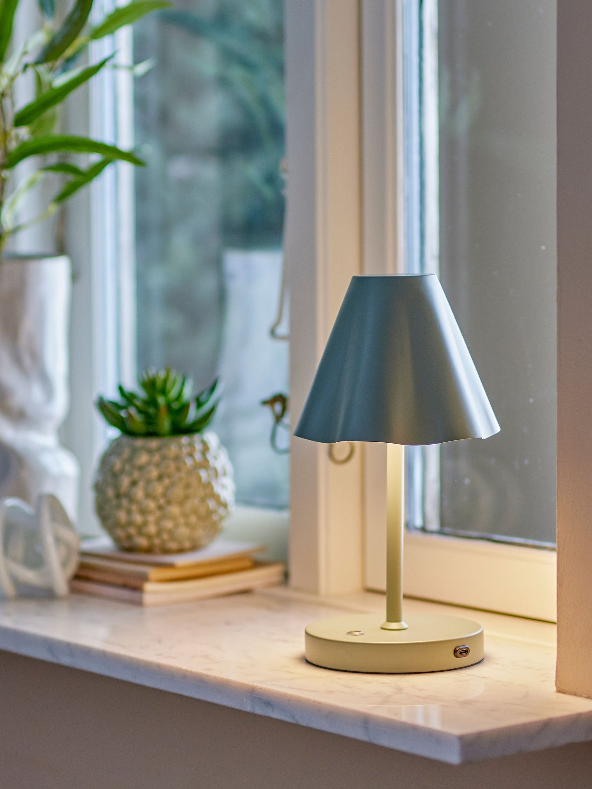 Suki Tragbare Tischleuchte – Wiederaufladbare LED-Lampe, Naturton, Grün, Schwarz