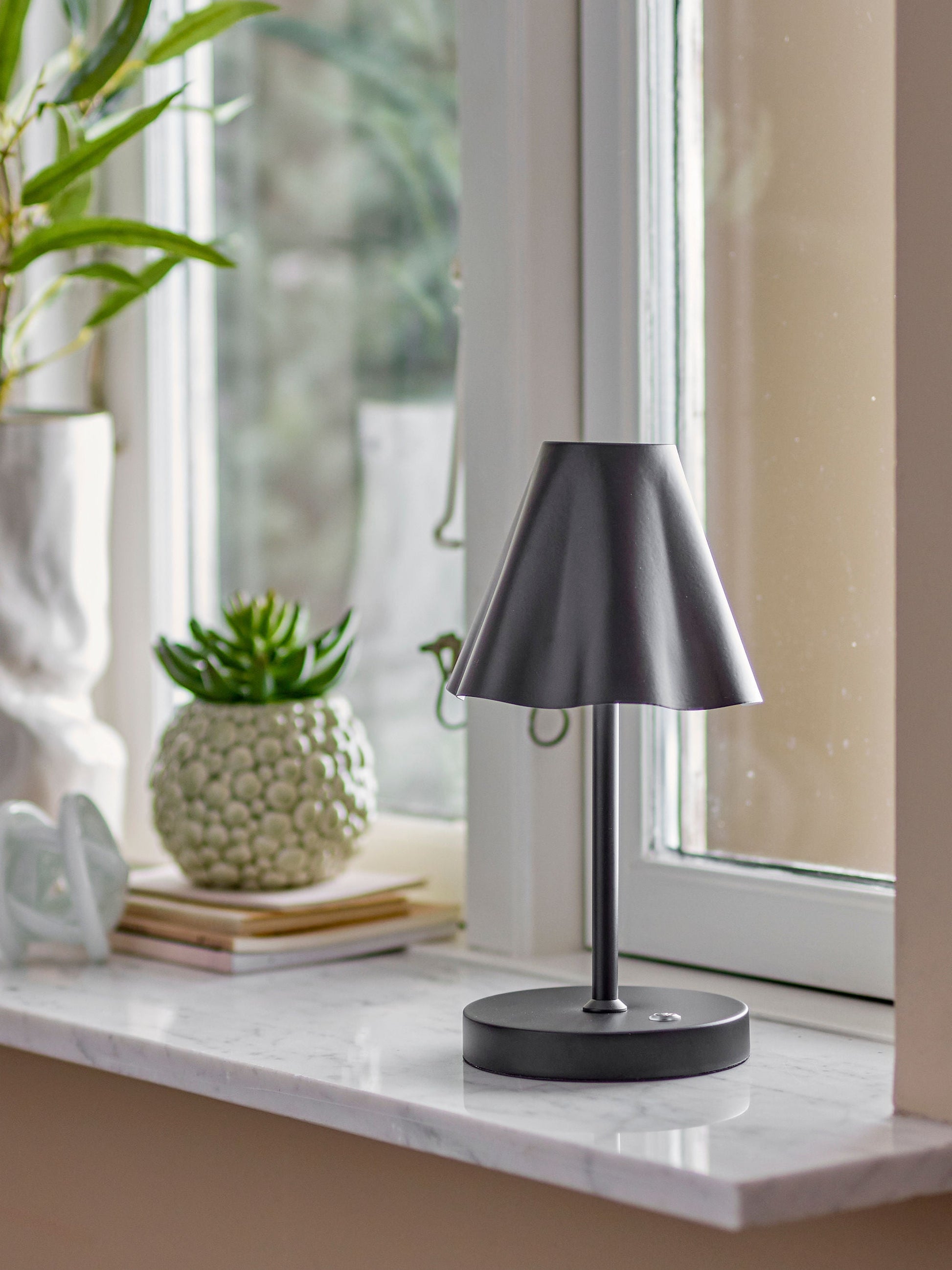 Suki Tragbare Tischleuchte – Wiederaufladbare LED-Lampe, Naturton, Grün, Schwarz