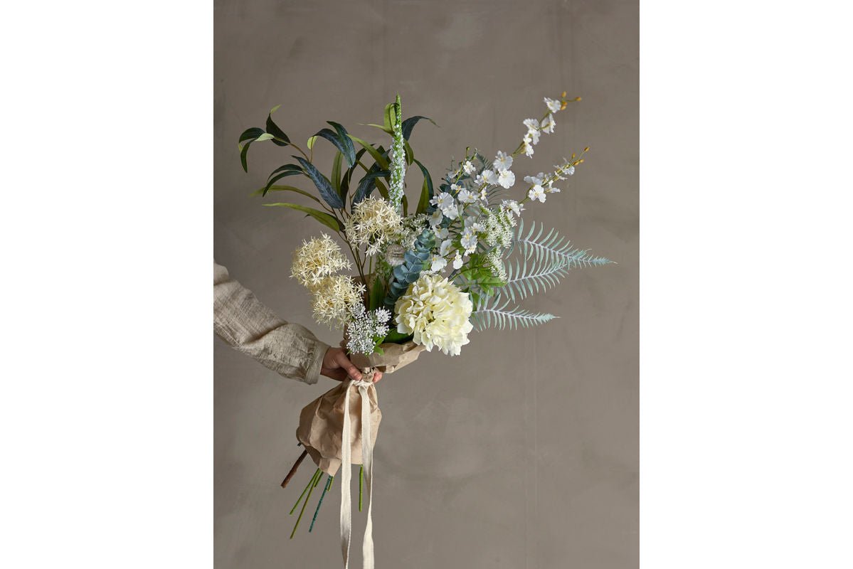 Luxusbetten24 Verona Künstlicher Blumenstrauß – Sanfte Blütenharmonie, Weiß Dekor