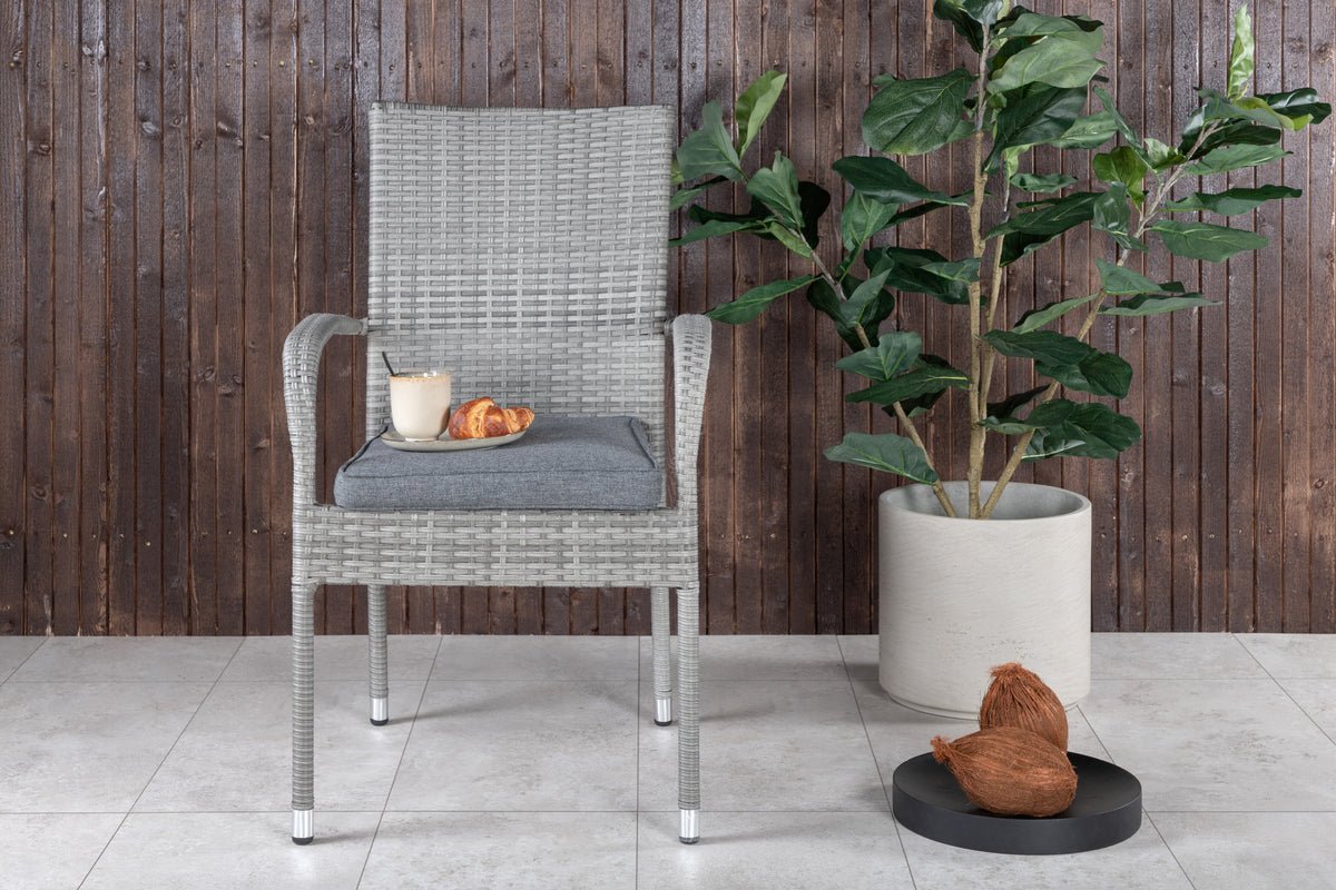Luxusbetten24 Emma Gartenstuhl aus Rattan – 2‑er‑Set Schwarz für Außen