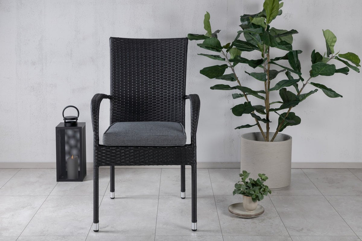 Luxusbetten24 Emma Gartenstuhl aus Rattan – 2‑er‑Set Schwarz für Außen