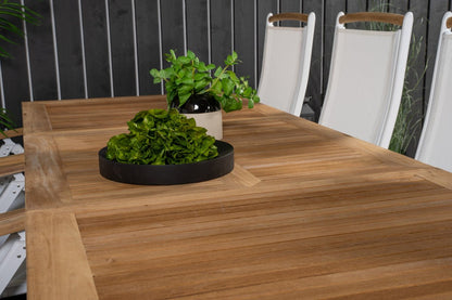 Polis Gartenstuhl Set, Weiß, Klappstuhl mit Aluminiumgestell und Teakholz-Armlehnen