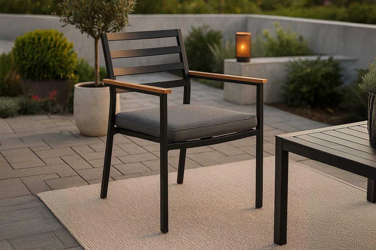 Luxusbetten24 Tala Gartenstuhl-Set, Schwarz, 2er Set mit Kissen