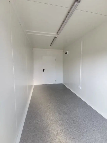 Standard Bürocontainer 6058×2438 mm – Stahlrahmen, Sandwichpaneele, inkl. Tür