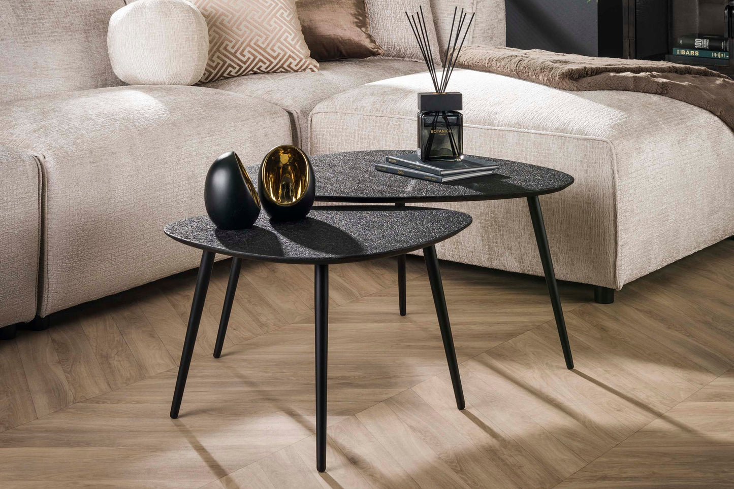 Couchtisch Zolara – 2er Set in Dreieck‑Form in Metallic‑Schwarz