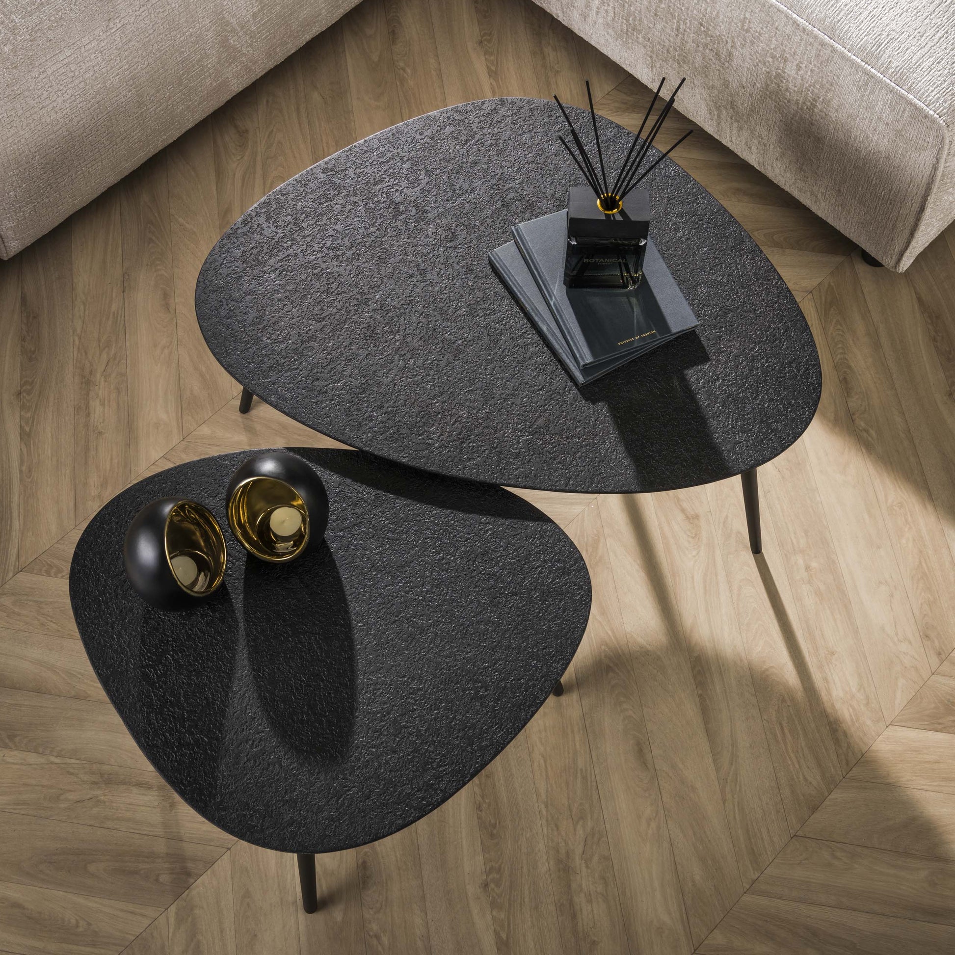 Couchtisch Zolara – 2er Set in Dreieck‑Form in Metallic‑Schwarz