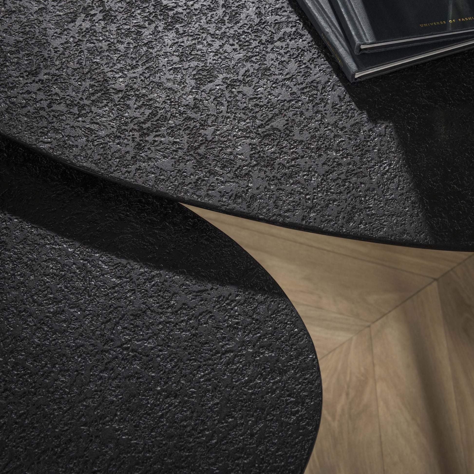 Couchtisch Zolara – 2er Set in Dreieck‑Form in Metallic‑Schwarz