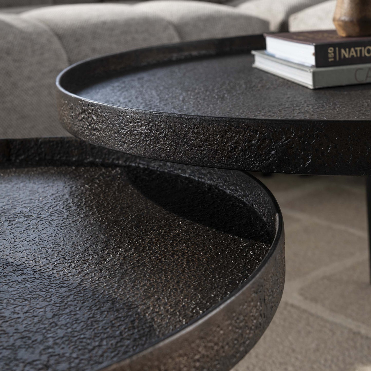 Couchtisch Chrysos 2er Set In Grau Metallic Mit Erhöhtem Rand