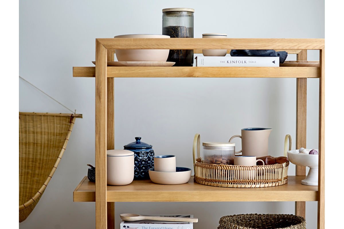 Erin Schüssel – Weißer Marmor mit Elegantem Stand