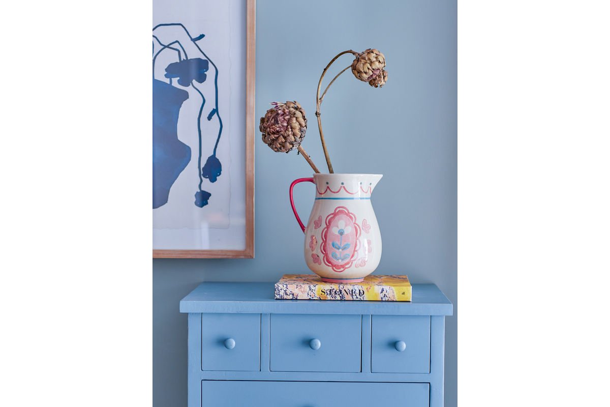 Krug Miren Handdekoriertes Steingut mit Blumenmotiv, Eleganter Naturton