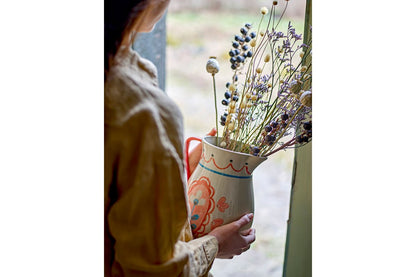 Krug Miren Handdekoriertes Steingut mit Blumenmotiv, Eleganter Naturton