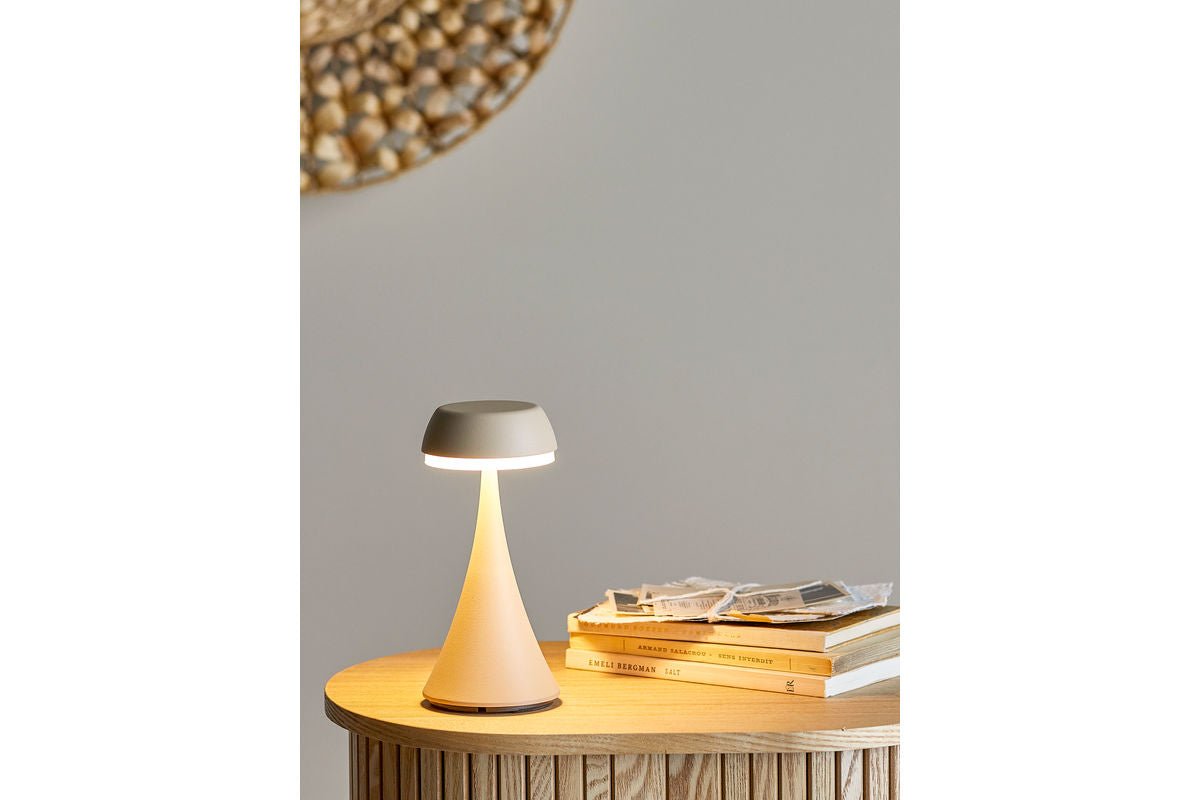 Luxusbetten24 Tragbare Tischleuchte Nemi – Wiederaufladbare LED in Naturton