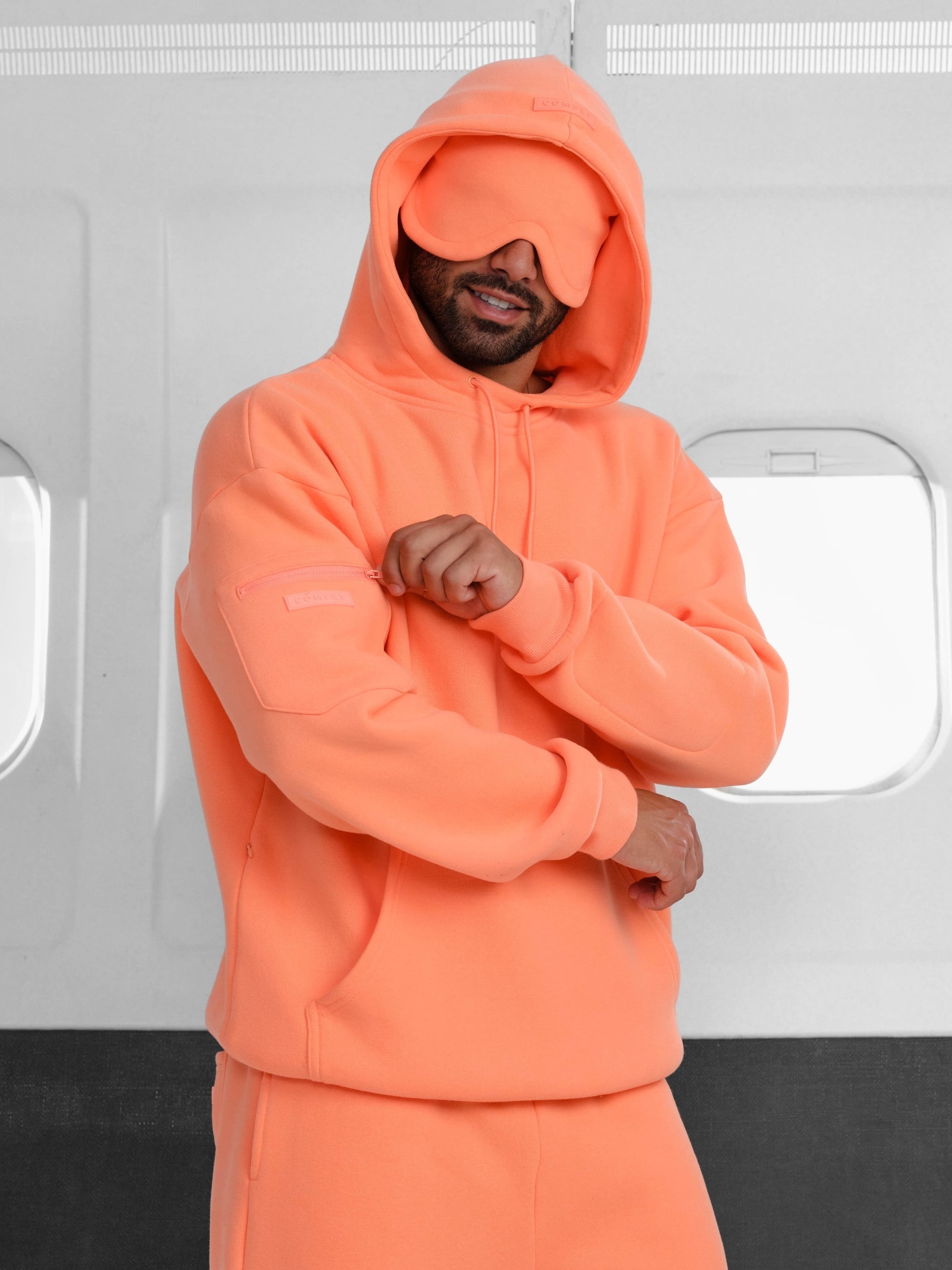 Comfrt Airplane Mode Travel Hoodie mit integrierter Augenmaske