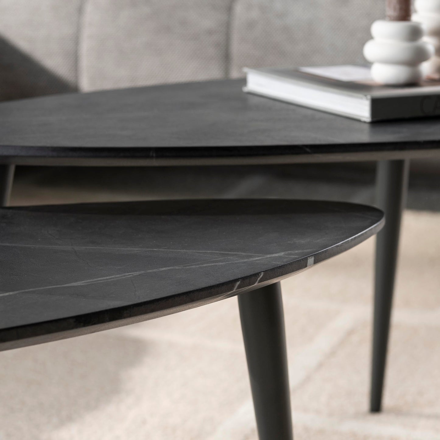 Luxusbetten24 Alvara Couchtisch 2er Set Melamin Keramikoptik mit Stahlgestell