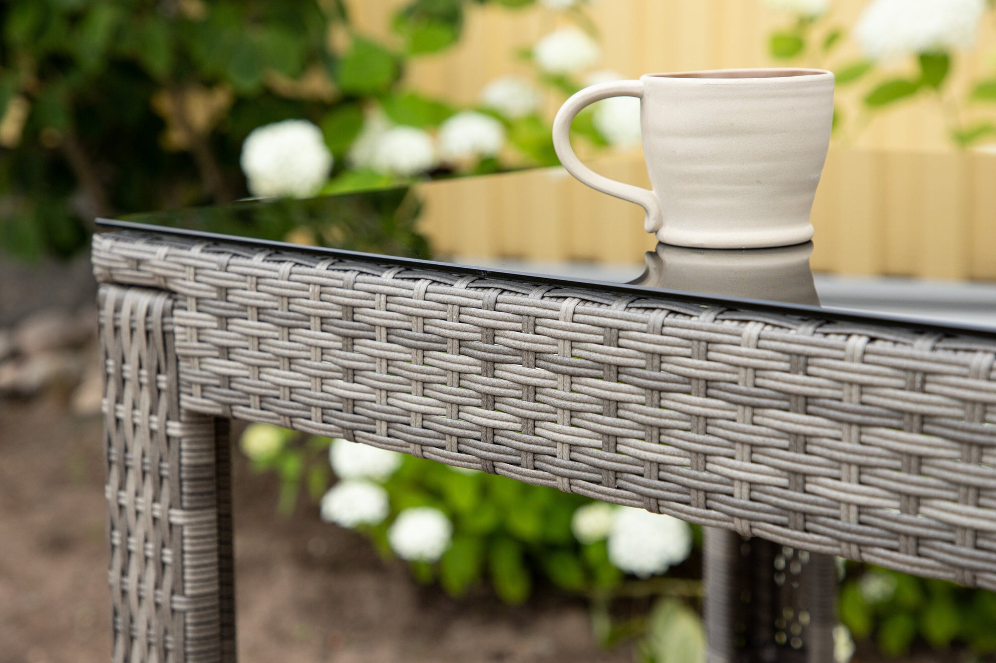 Luxusbetten24 Bärbel Hochtisch aus Rattan mit Glasplatte, Grau