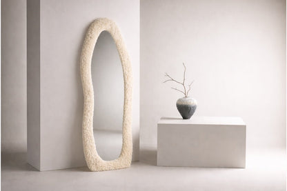 Spiegel Hani – Beige Kunstfellrahmen, organische Form
